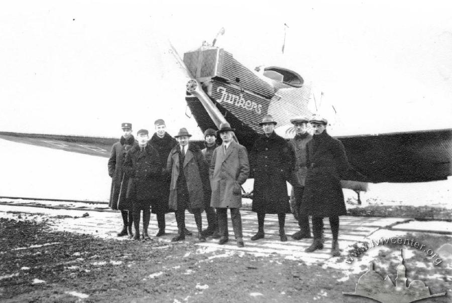 Пасажири та екіпаж першого пасажирського рейсу на Левандівському аеродромі. Фото 1922 року
