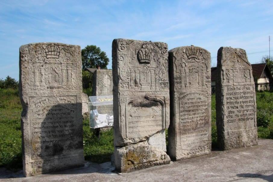 На єврейському кіркуті (цвинтарі) у Белзі поховані цадики – хасидські святі. 