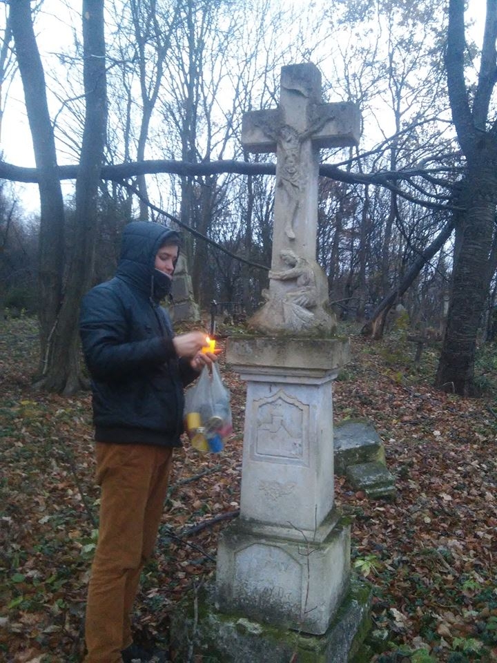 Активісти запалили лампадки на польському цвинтарі у селі Смереківка на Перемишлянщині Львівської області. Фото: Facebook 