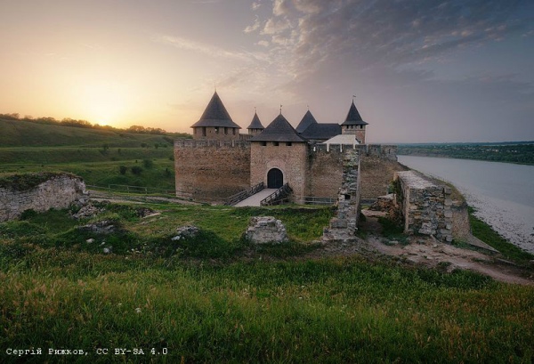 Хотинська фортеця при заході сонця (Чернівецька область). Автор фото — Сергій Рижков