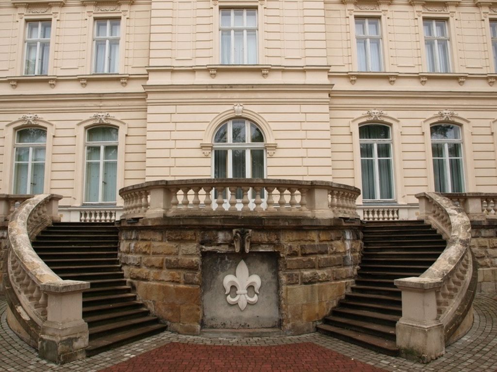 Тераса зі сходами з внутрішньої сторони палацу