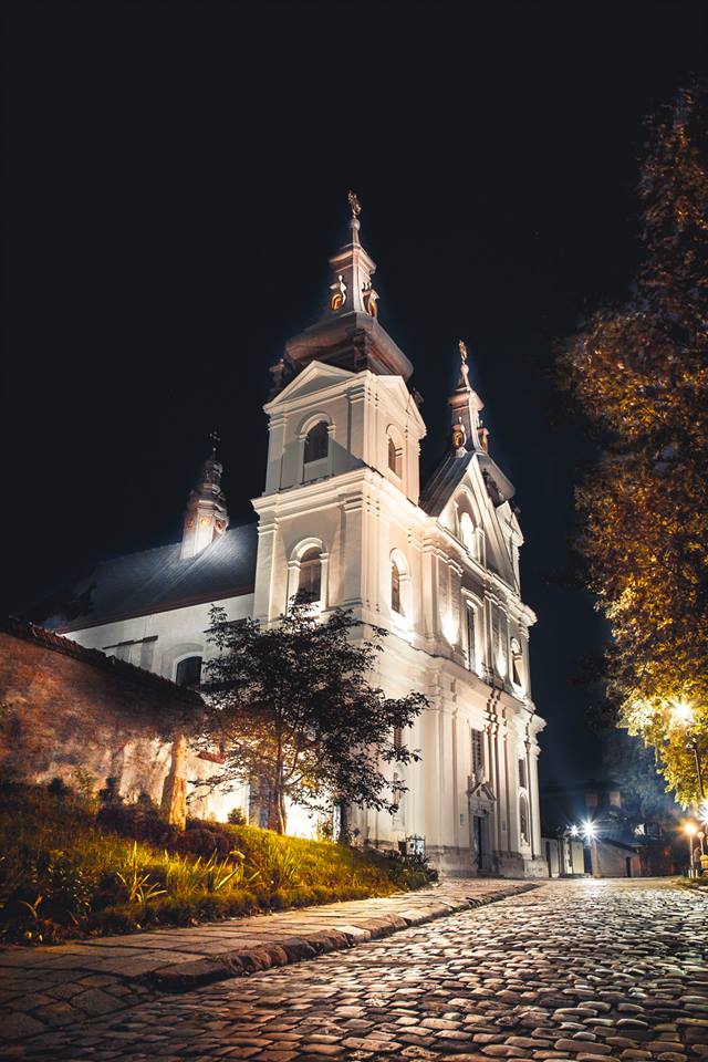 Церква Св. Михайла ввечері 
