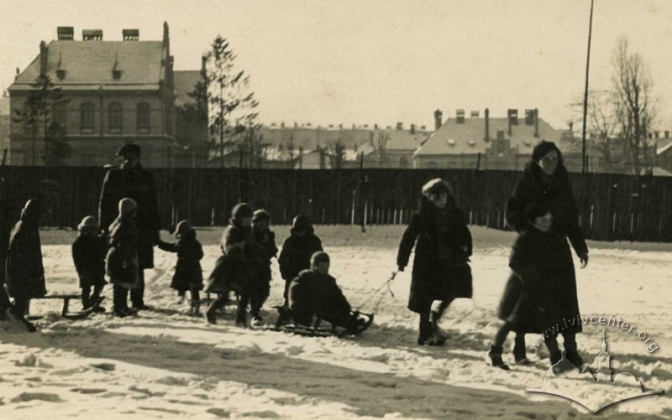 Зимова прогулянка дітей на санчатах Фото 1936-го року 