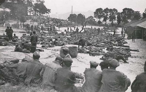 Полонені на території табору, 1941 рік.