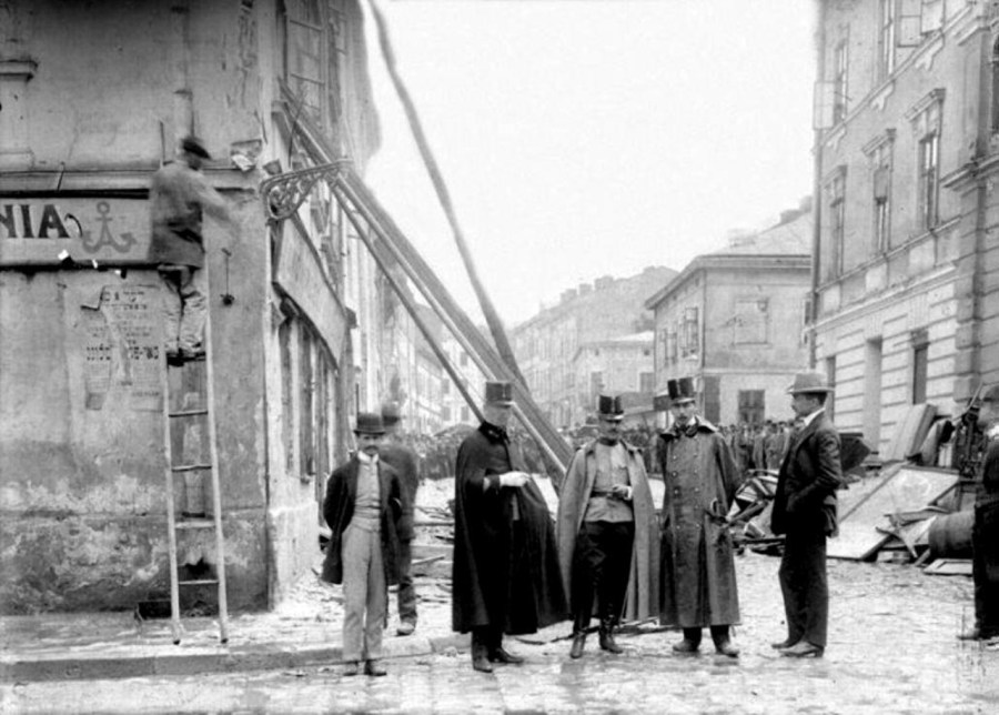 Бет Гамідраш на вул. Сянській №5 – друга зліва споруда, 1910 р.