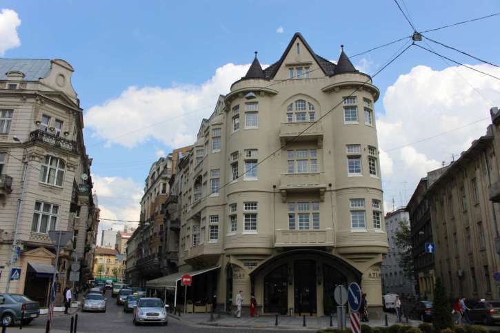 Будинок на пр-ті Шевченка, нині із готелем “Атлас” і “Шкоцьким” рестораном. Фото 2015 року