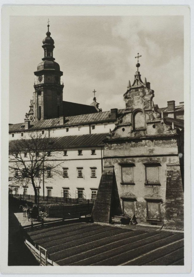 Город в подвір’ї бернардинського монастиря. Фото 1930-х рр.