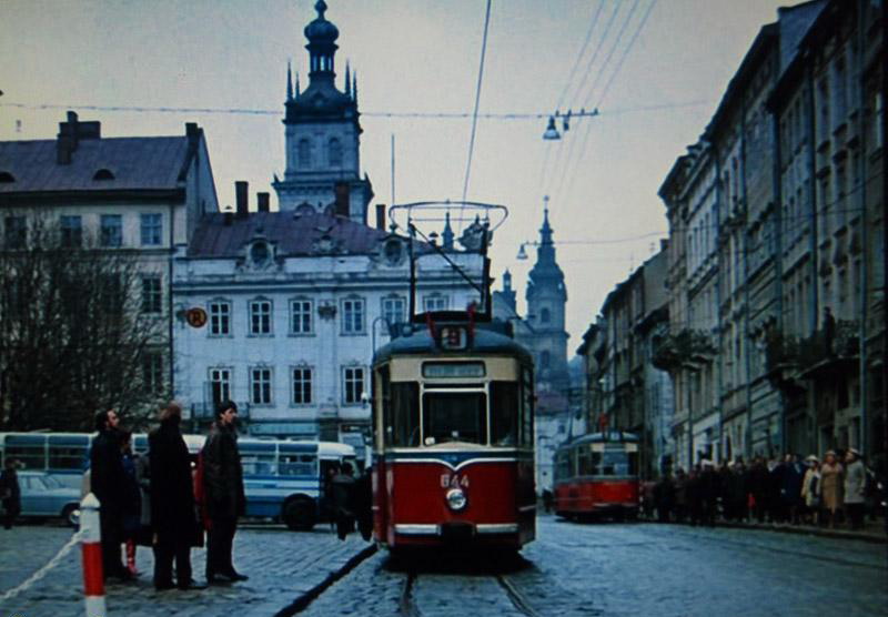 Кадр з фільму «Старики-розбійники» — трамвай Gotha G4-61 на площі Ринок (1970)