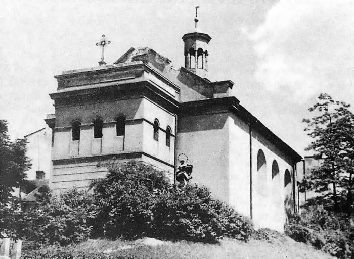 Костел Марії Сніжної, біля входу видно Скульптуру Богородиці. 1930-ті