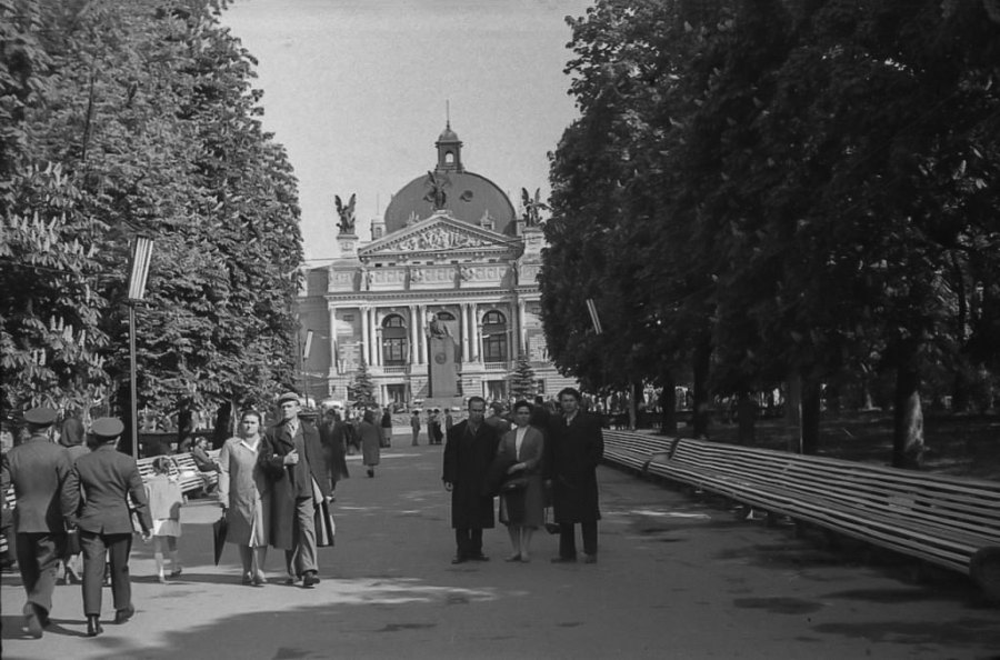 Львів, алея та площа перед Оперним театром, 1964 рік