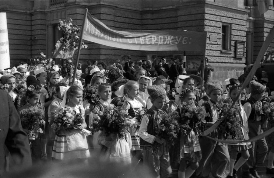 Львів, діти на параді біля оперного театру, 1964 рік