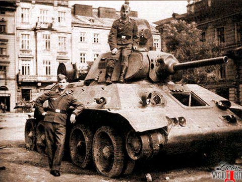 Львів, липень 1941 року, німецькі солдати фотографуються на розбитих Т-34