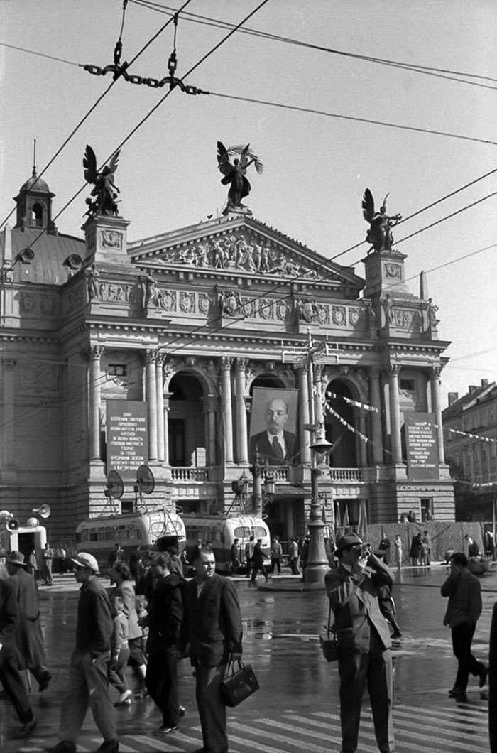 Львів, Парад біля оперного театру, 1964 рік
