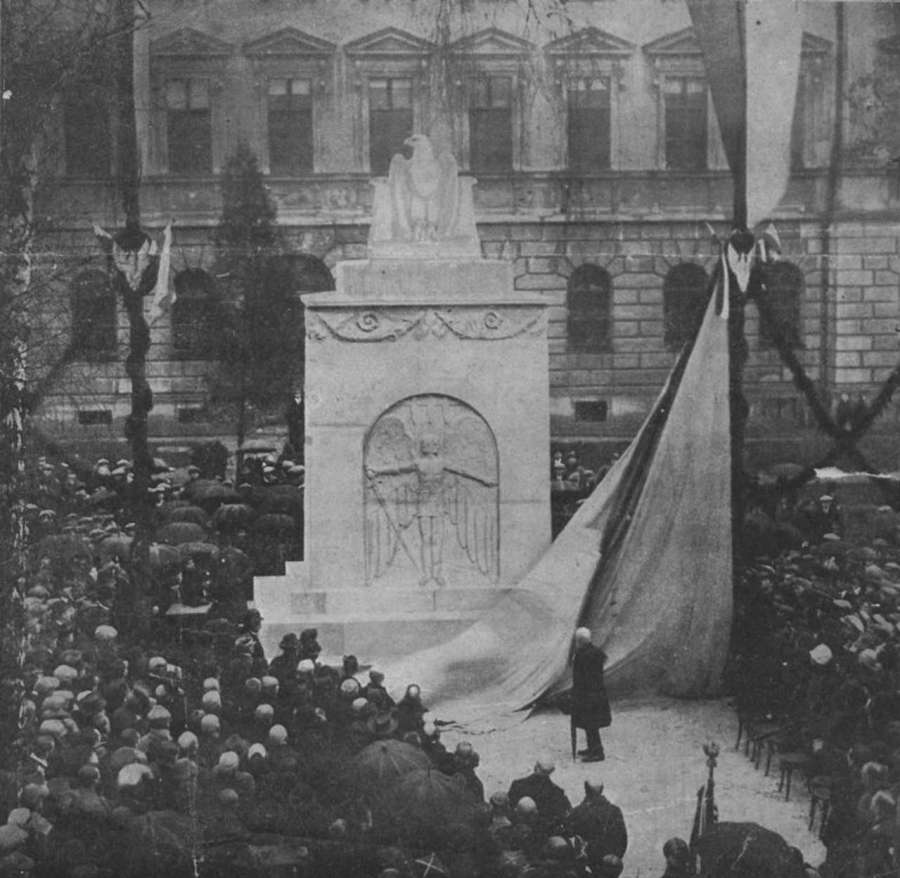 Пам’ятник Орлятам в дворі Львівської Політехніки. Фото 1920-х рр.