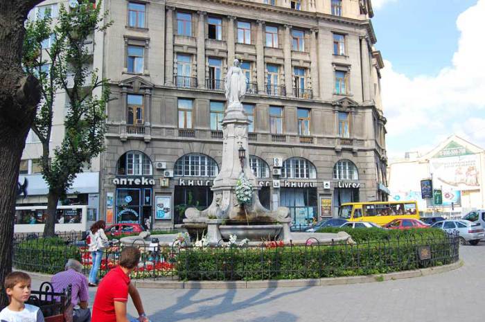 Статуя Матері Божої в центрі міста Львова