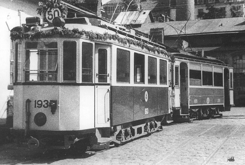 Трамвайний потяг із вагонів Lilpop/Sanok, прикрашений до 50-річчя львівського трамвая (31 травня 1944 року, німецька окупація Львова)
