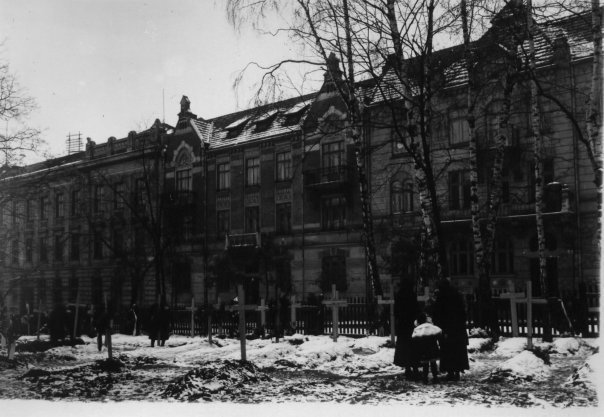 Цвинтар в подвір’ї Львівської Політехніки. Фото 1918 року