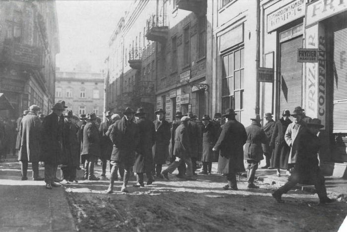 “Біржа”на вулиці Святого Станіслава у Львові (нині-вулиця Тиктора), фото 30-х років XX століття