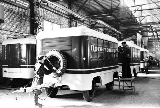 Львів 1949 рік . ЛАЗ (Львівський автобусний завод). Одна з перших моделей причепів,що виробляв завод.