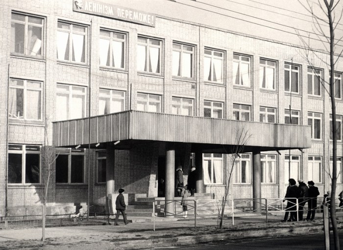 Школа № 48 на вулиці Рубчака (тоді А. Суркова). У ній вчився актор Леонід Ярмольник.