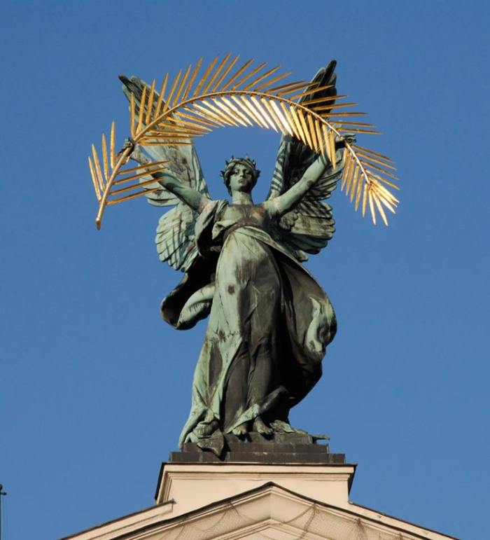 Статуя «Слави» на фасаді Львівської Опери