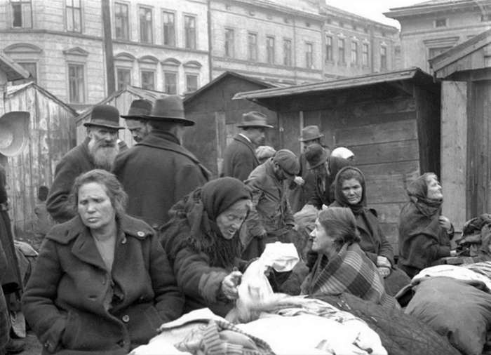 Торговиця на площі Зерновій у Львові, фото 30-х років XX століття.