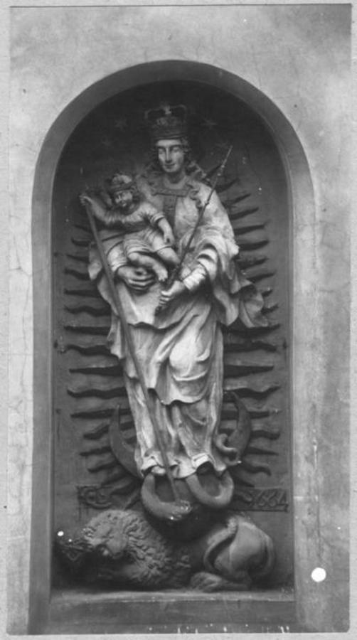 Барельєф Богородиці над входом на вірмен.цвинтар,ств.1664 р.,знятий з розібраноі Краківськоі брами 18 ст.,фото 1912 р.