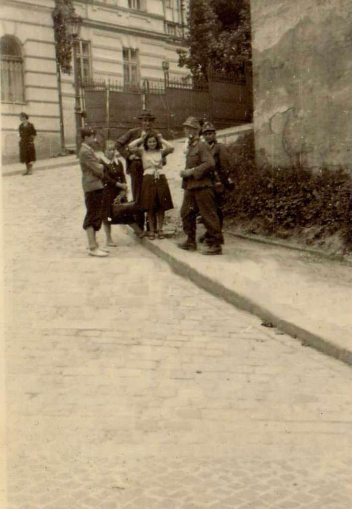 Бійці ” Едельвейсу ” з місцевими мешканцями, нинішня вул. Чайковського, перші дні окупації