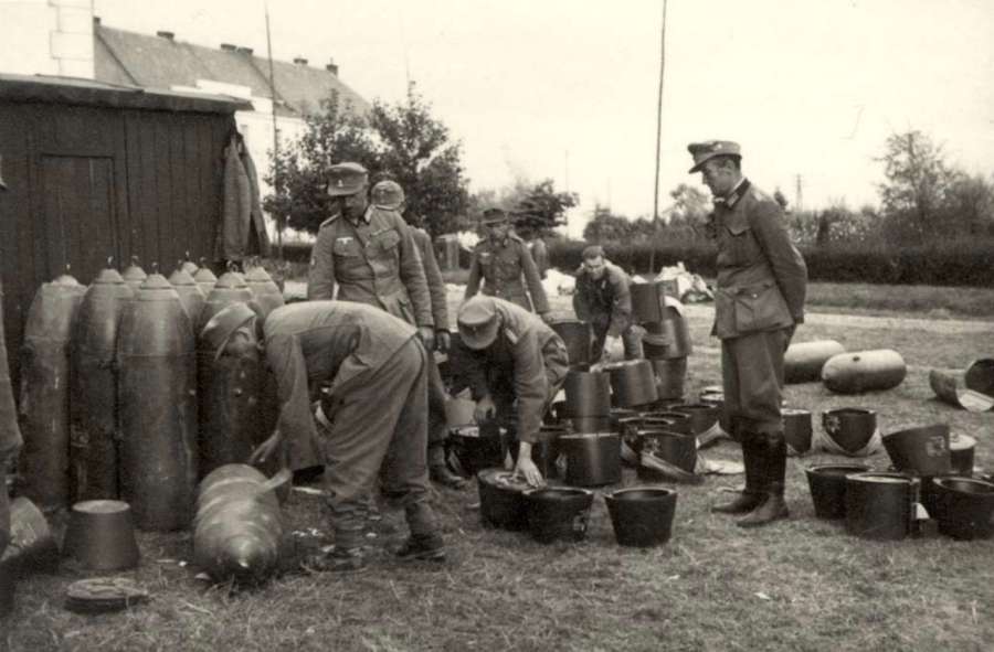 Гірські піхотинці оглядають трофейні авіабомби на Скнилові