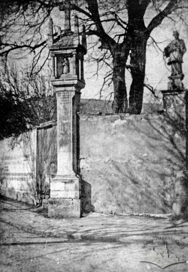 Колона Сикстів ( ств. бл. 1580 р. ) поблизу костелу Марії Магдалени, фото поч. XX ст.