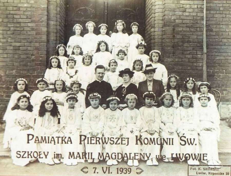 Пам’ятне фото з першого причастя вихованок школи Марії Магдалини, 1939 рік