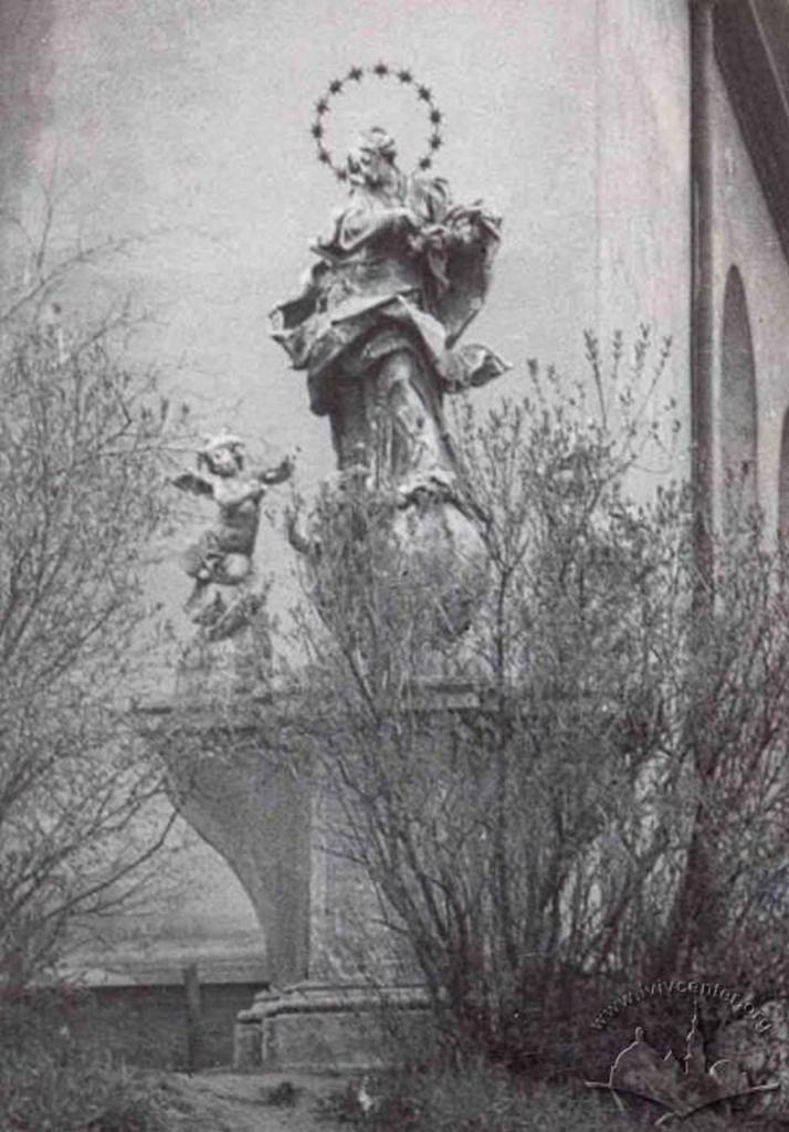 Скульптура Богородиці, до 60 – х рр. XX ст. прикрашала вхід до костелу, фото поч. 60 – х рр.
