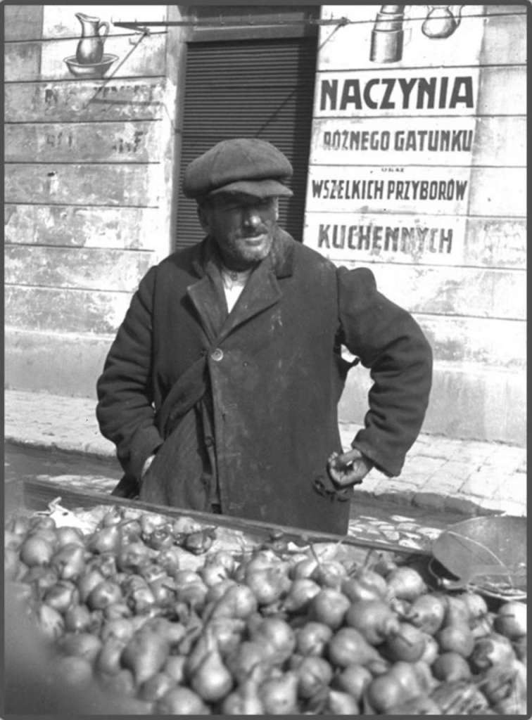 Торгівля грушами на пл. св. Теодора, 1930 – ті рр.