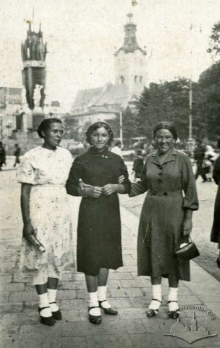 Групове фото на фоні пам’ятника з нин. вул. Гнатюка, 1940 рік