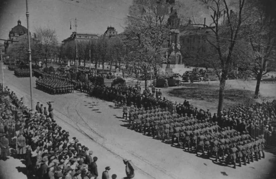Парад 1 травня 1940 року на нин. пр. Свободи, в тлі – монумент конституції
