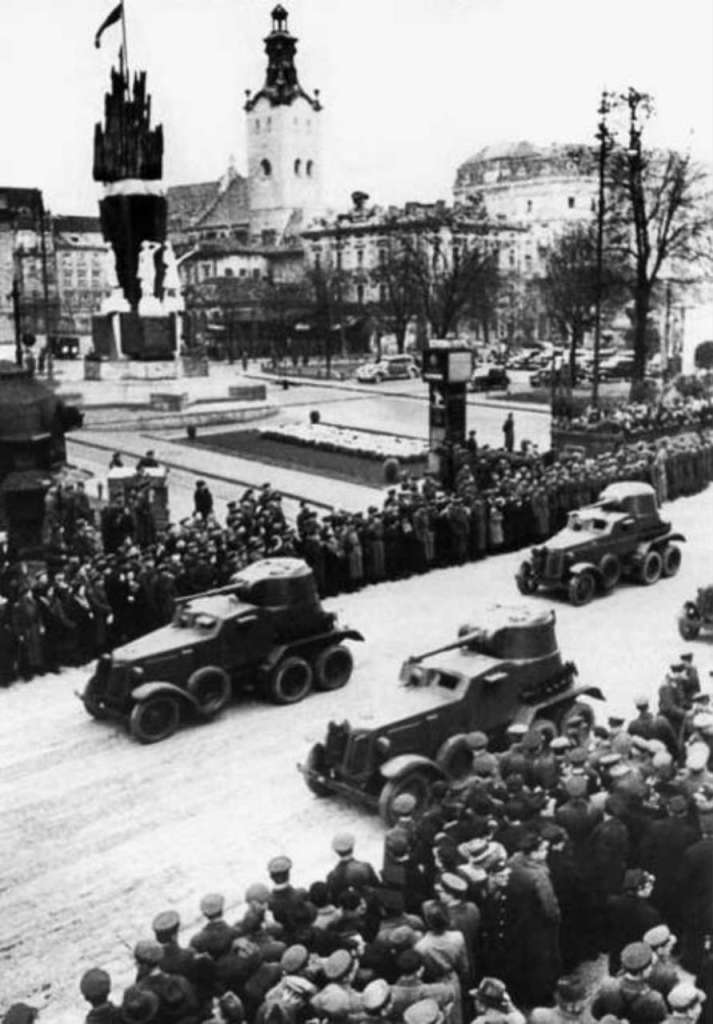 Радянський парад на фоні монументу, 1939 рік