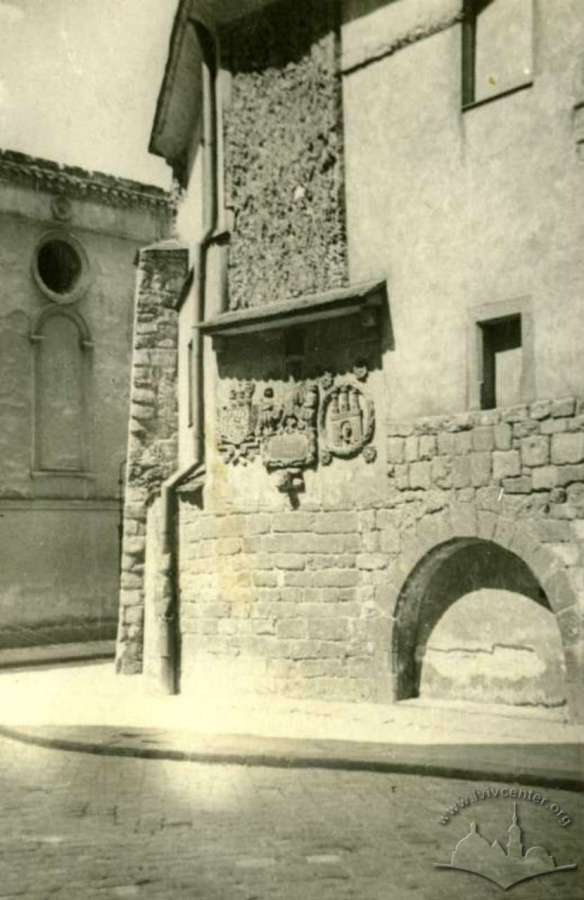 Східна стіна міського арсеналу із гербами. Фото 1937 року