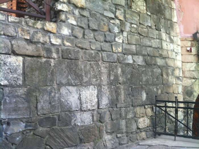 Сучасний стан східної стіни міського арсеналу, де було розміщено старовинні герби. Фото 2015 року