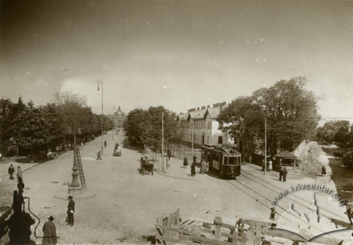 Електричний трамвай з причіпним вагоном кінного трамваю на теперішній вул. Чернівецькій, фото, 1931-1939 роки.