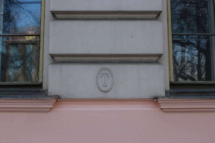 Позначка теренкуру на будівлі школи по нин. вул. С. Бандери. Фото 2015 року