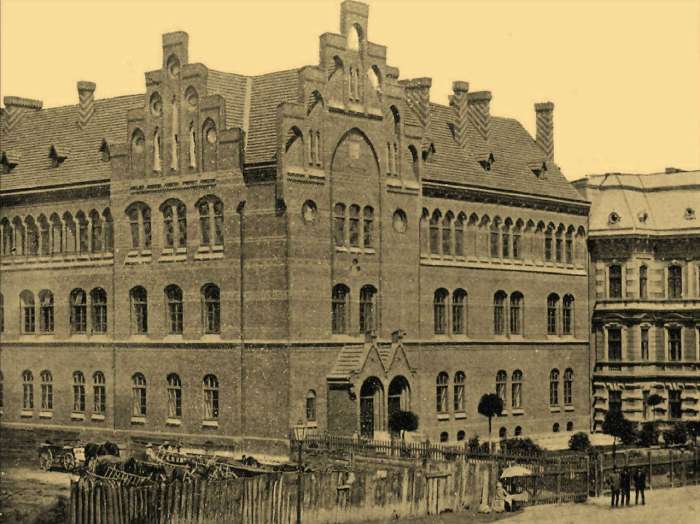 Будівля давньої школи Святої Анни у Львові. Фото 1904 року