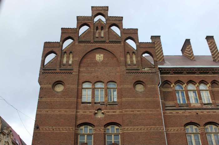 Неоготичний аркадний фасад школи Св. Анни від вул. Городоцької. Фото 2015 року