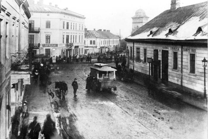 Кінний трамвай на залізничному переїзді на теперішній вул. Б. Хмельницкого, фото, кінець XIX ст.