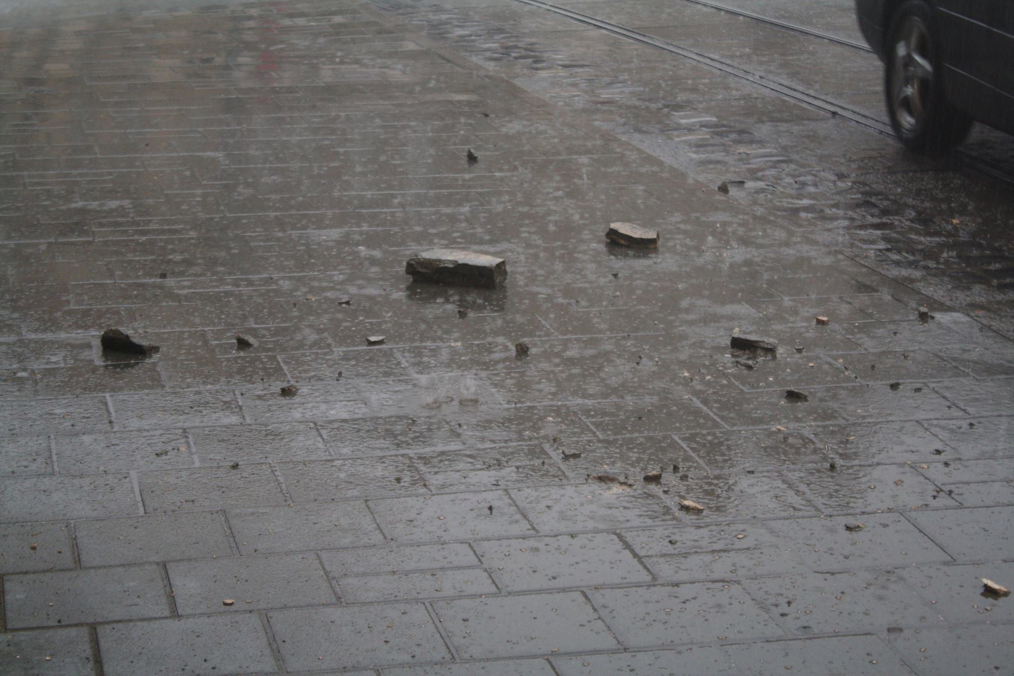 обвалився балкон у Львові під час дощу