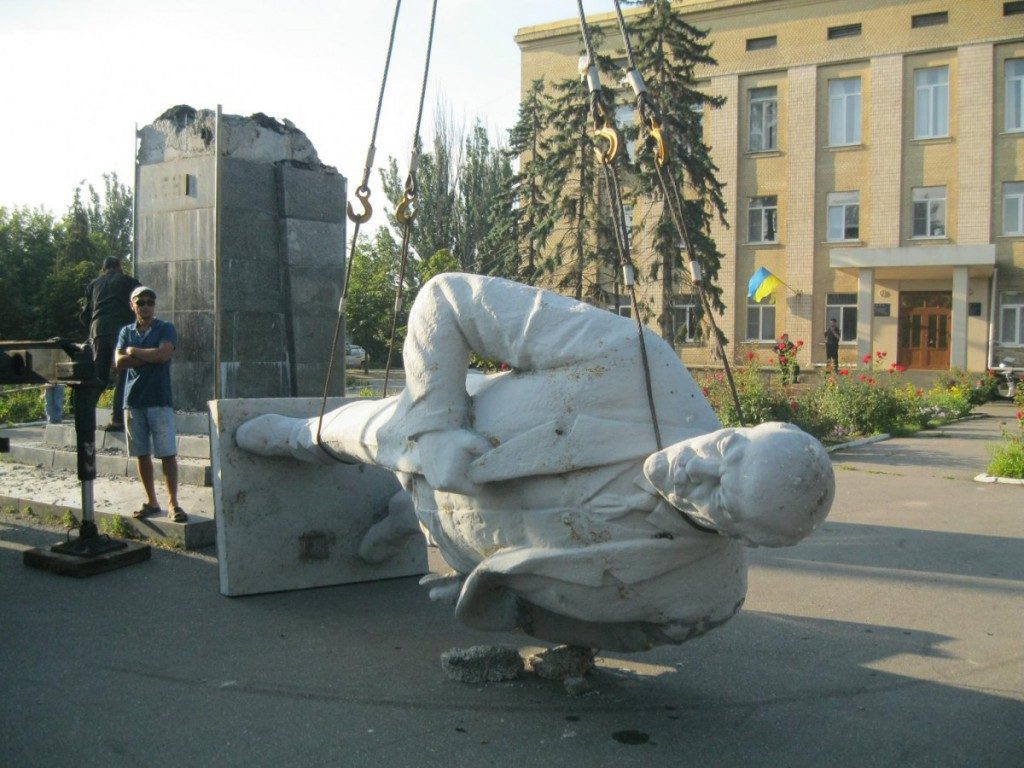 Демонтаж пам_ятника Леніну в м. Генічеськ