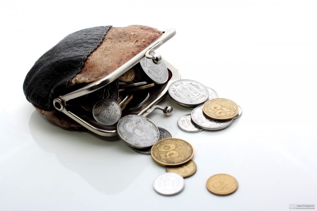 Старий гаманець з монетами
