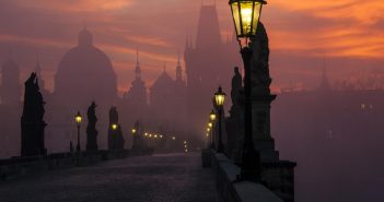 Карлів міст у сутінках, Прага.