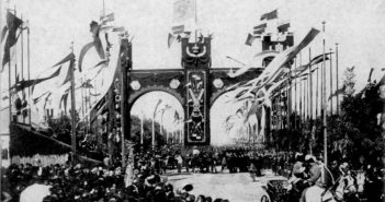 Арка та святкові прапори на привокзальній алеї з нагоди приїзду до Львова імператора Франца Йосифа. Фото 1880 р.