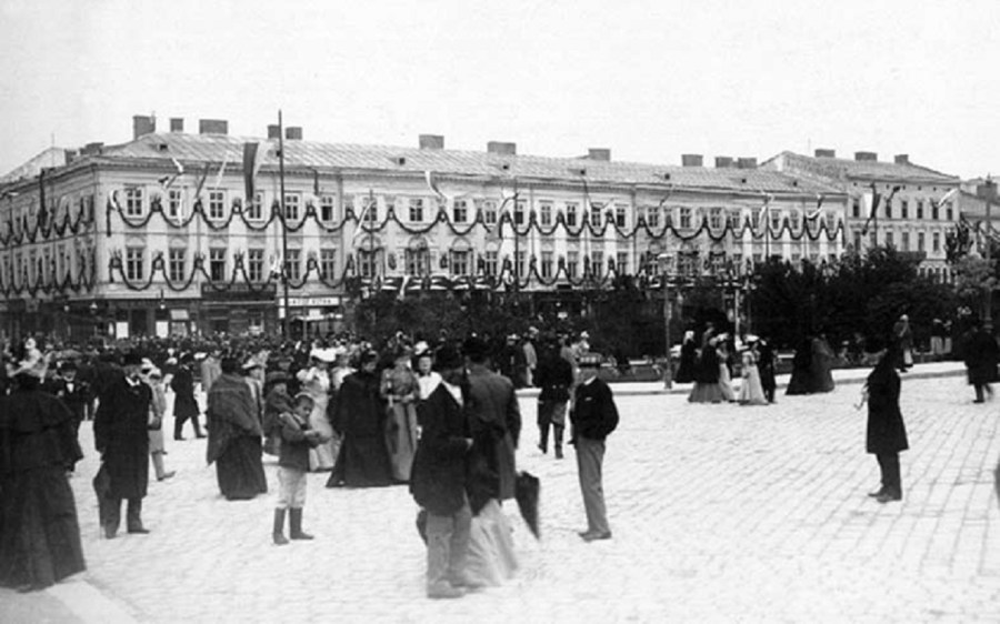 Гауснерівський дім на проспекті Свободи, оздоблений святковими гірляндами. Фото 1894-1914 рр.