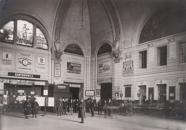 Головний зал вокзалу. Вгорі видно вітраж «Архангел Михаїл». Поч. ХХ ст.